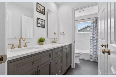 270 Edgewood Avenue, Oakdale, NY 11769 - Photo 24