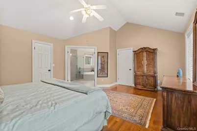 17 Stone Gate Court, Smithtown, NY 11787 - Photo 10