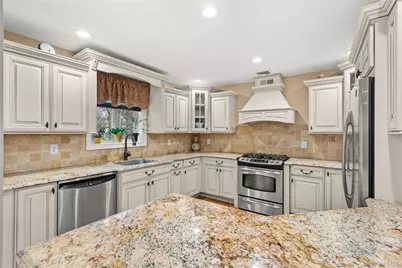 17 Stone Gate Court, Smithtown, NY 11787 - Photo 2