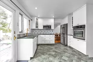 8 Branding Iron Ln, Glen Cove, NY 11542 - Photo 10