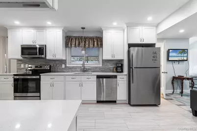 164 Colonial Springs Road, Wheatley Heights, NY 11798 - Photo 16