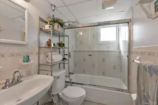 124 Stella Ct, Lynbrook, NY 11563 - Photo 16