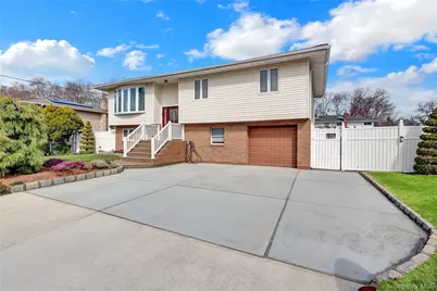 320 Idaho Street, Lindenhurst, NY 11757 - Photo 2