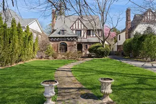 63 Marlborough Ct, Rockville Centre, NY 11570 - Photo 2