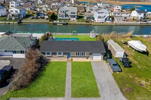 31 Roneck Ct, Shirley, NY 11967 - Photo 2