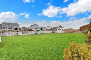 31 Roneck Ct, Shirley, NY 11967 - Photo 4