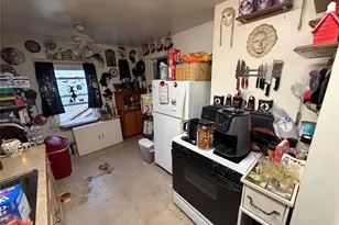 31 Huber Pl, Yonkers, NY 10704 - Photo 8