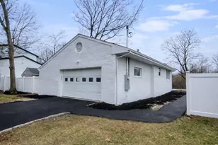 40 Arbour St, West Islip, NY 11795 - Photo 2