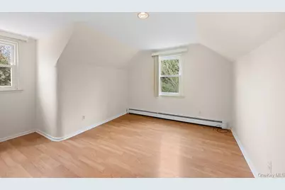 8 Grady Court, Great Neck, NY 11023 - Photo 16