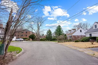 8 Grady Court, Great Neck, NY 11023 - Photo 28