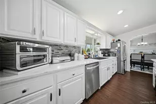1661 Old Country Rd, Riverhead, NY 11901 - Photo 12