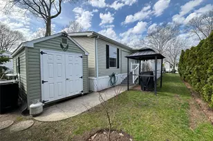 1661 Old Country Rd, Riverhead, NY 11901 - Photo 2