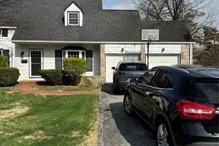 12 Barberry Ln, East Hills, NY 11577 - Photo 2