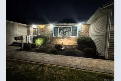 1390 Thompson Drive, Bay Shore, NY 11706 - Photo 28