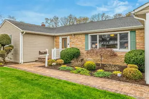 1390 Thompson Dr, Bay Shore, NY 11706 - Photo 2