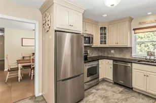 31 Baldwin St, East Islip, NY 11730 - Photo 6