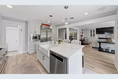 71 Mc Cue, Babylon, NY 11702 - Photo 14