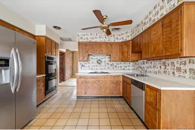 8 Skyline Drive, Huntington, NY 11743 - Photo 4
