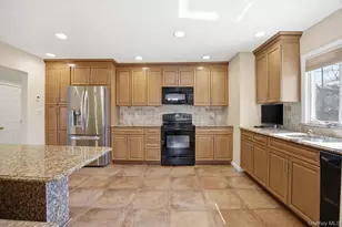 157 Rose Ln, New Hyde Park, NY 11040 - Photo 12