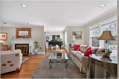 7 Grace Court N, Great Neck, NY 11021 - Photo 6