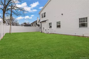 43 Barter Ln, Hicksville, NY 11801 - Photo 2