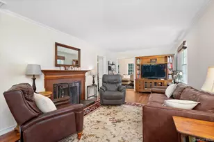 84 Earl St, Westbury, NY 11590 - Photo 10