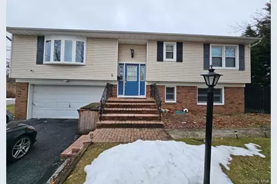 5 Ireland Place, Copiague, NY 11726 - Photo 1