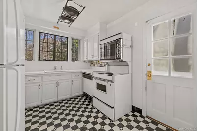 4 Tompkins Road, Scarsdale, NY 10583 - Photo 16