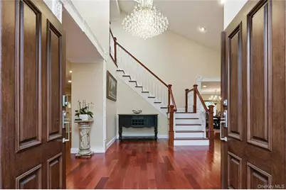 18 Aldgate Drive W, Manhasset, NY 11030 - Photo 2