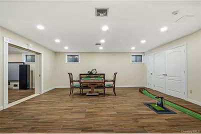 18 Aldgate Drive W, Manhasset, NY 11030 - Photo 30