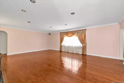 49 The Birches, Roslyn, NY 11576 - Photo 2