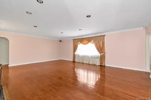 49 The Birches, Roslyn, NY 11576 - Photo 2