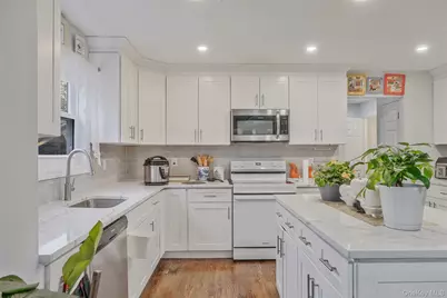 231 W Woodside Avenue, Patchogue, NY 11772 - Photo 8