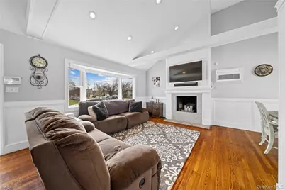 261 N 6th Street, Bethpage, NY 11714 - Photo 4