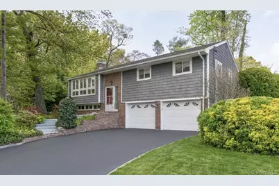 8 Glen Lane, Glenwood Landing, NY 11547 - Photo 2