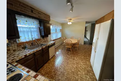 152 N Fulton Avenue, Lindenhurst, NY 11757 - Photo 6