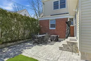 43 Beechwood Ln, New Hyde Park, NY 11040 - Photo 24