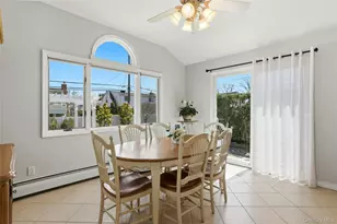 43 Beechwood Ln, New Hyde Park, NY 11040 - Photo 10