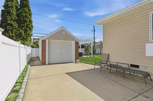 43 Beechwood Ln, New Hyde Park, NY 11040 - Photo 26