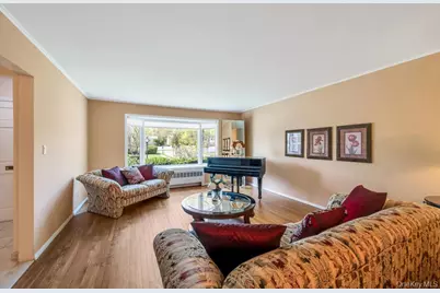 98 Larch Drive, Manhasset Hills, NY 11040 - Photo 8