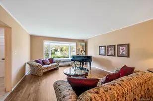 98 Larch Dr, Manhasset Hills, NY 11040 - Photo 8