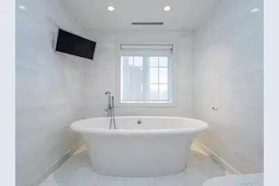 155 Estate Court, Roslyn Heights, NY 11577 - Photo 34