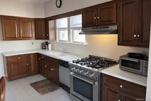 60 Lloyd Ave, Lynbrook, NY 11563 - Photo 8