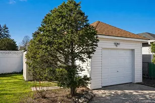 60 Lloyd Ave, Lynbrook, NY 11563 - Photo 24