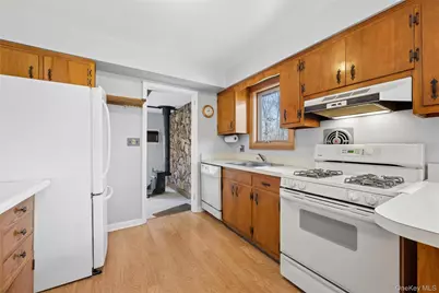 4 Columbine Avenue S, Hampton Bays, NY 11946 - Photo 32