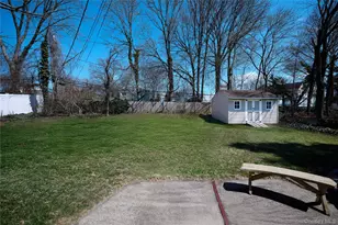 390 Town Line Rd, Commack, NY 11725 - Photo 18