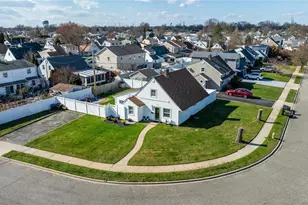 23 Bent Ln, Levittown, NY 11756 - Photo 22