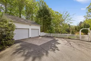 198 Pidgeon Hill Rd, Huntington Station, NY 11746 - Photo 20