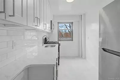 21-85 34th Ave #3B, Astoria, NY 11106 - Photo 4