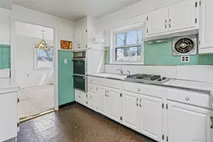 260 Roundhill Dr, Yonkers, NY 10710 - Photo 12